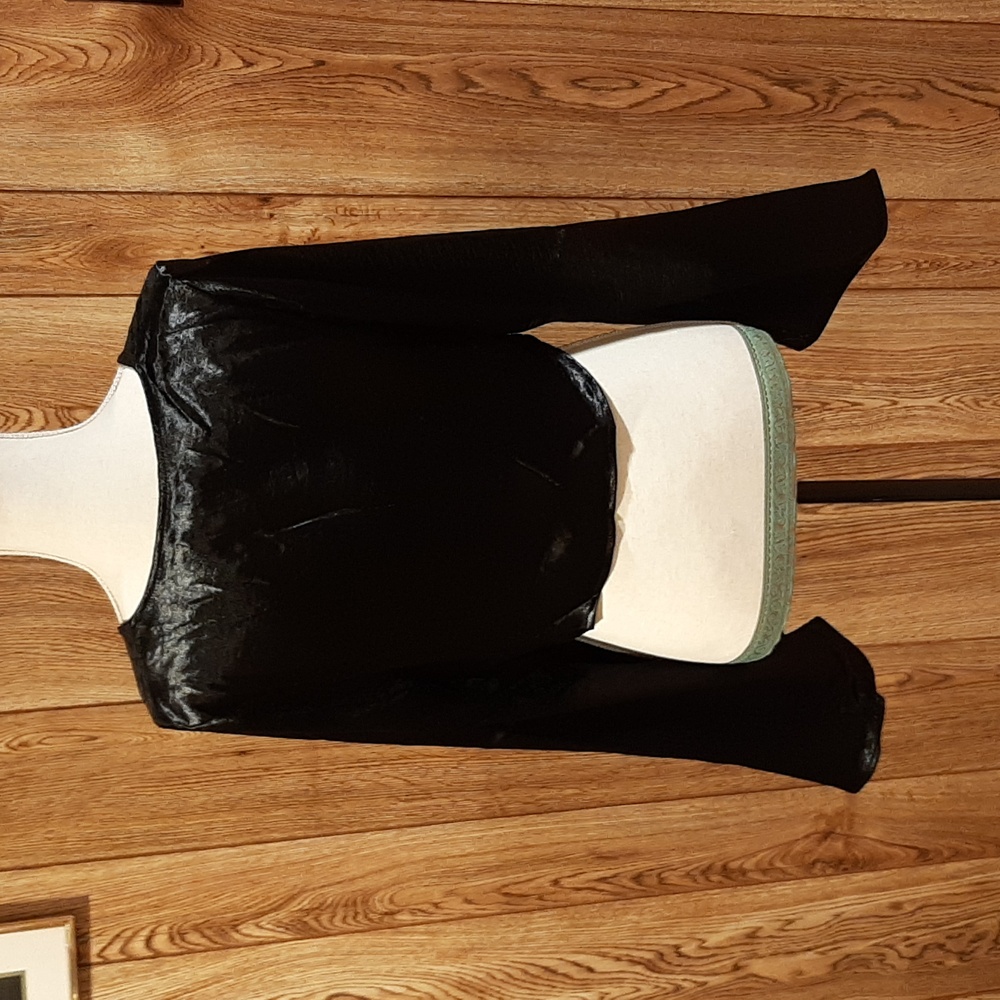 🥀NWT Mustard Seed Cropped, Bell-Sleeve, Silky Black Buttoned Top (M)🥀 - Picture 6 of 8